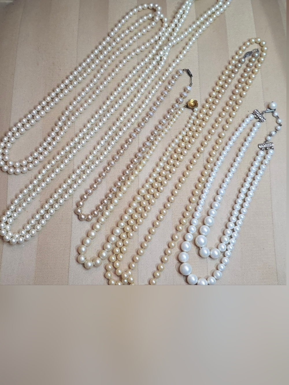 6 PAIRS OF VINTAGE FAUX PEARLS